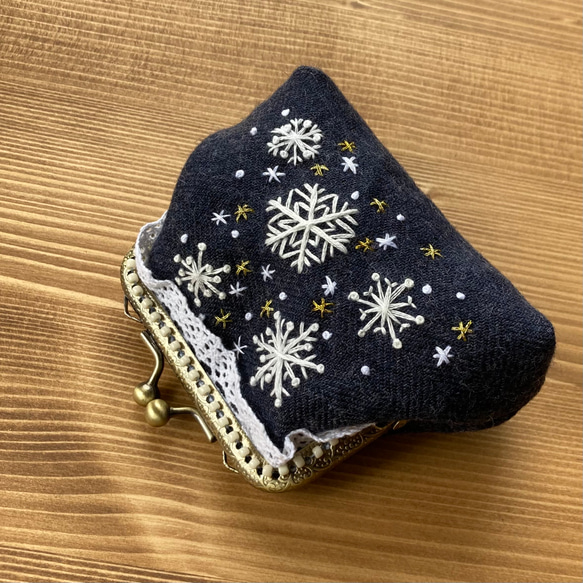 雪の刺繍ポーチ 雪の結晶がま口の小物入れ　受注製作 2枚目の画像