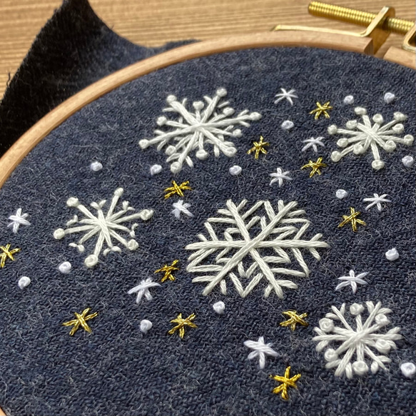 雪の刺繍ポーチ 雪の結晶がま口の小物入れ　受注製作 7枚目の画像