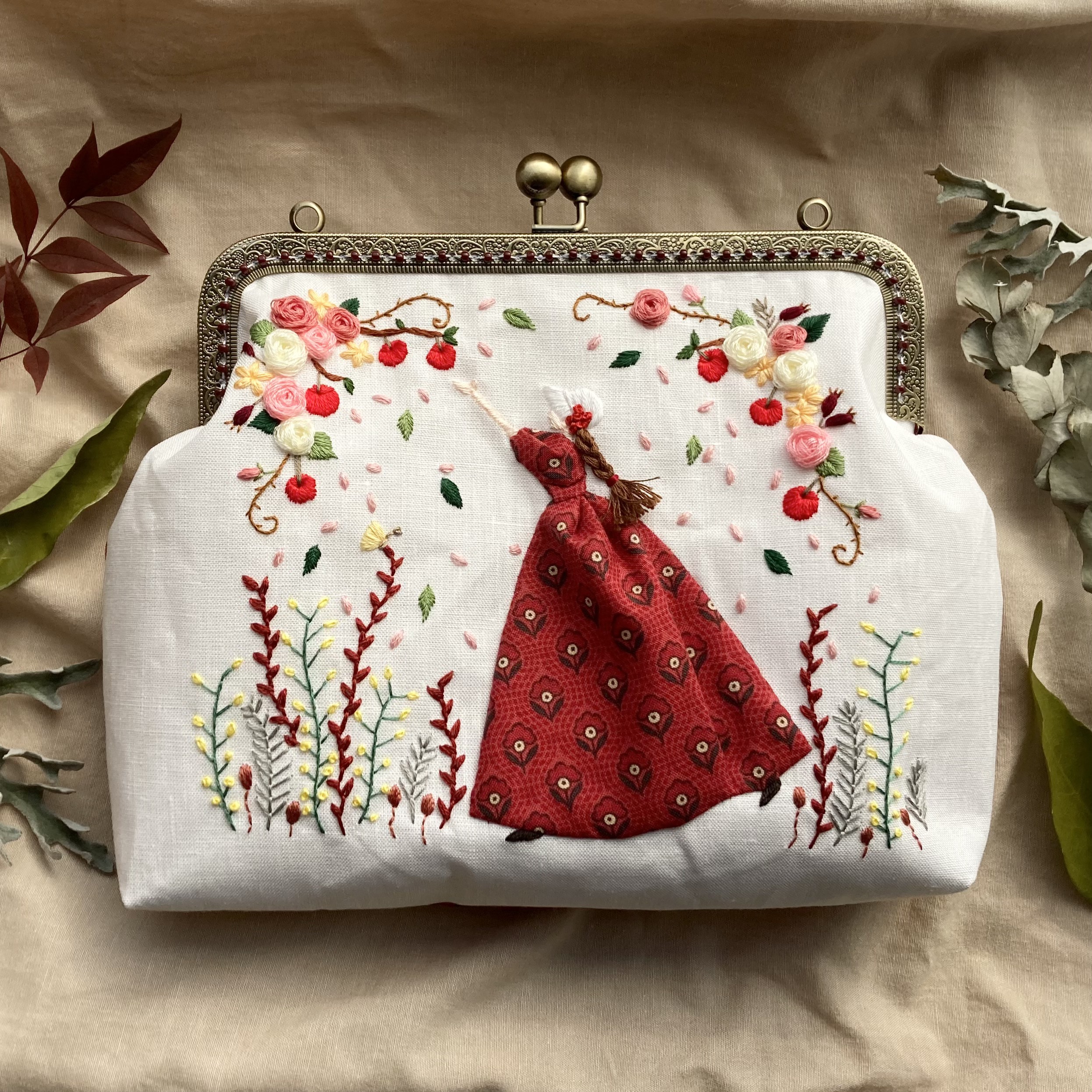 ハンドメイド　手刺繍　がま口ポーチ☆ さくらんぼです ハンドメイド　手刺繍　がま口ポーチ☆ さくらんぼです