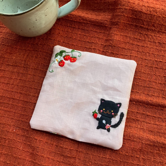 「イチゴを食べたい猫」のコースター　猫好きさんへのプレゼント【受注制作】 4枚目の画像