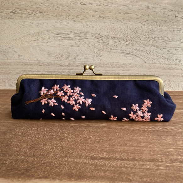 桜の刺繍のペンケース　刺繍がま口の筆箱　プレゼントにも【受注制作】 1枚目の画像