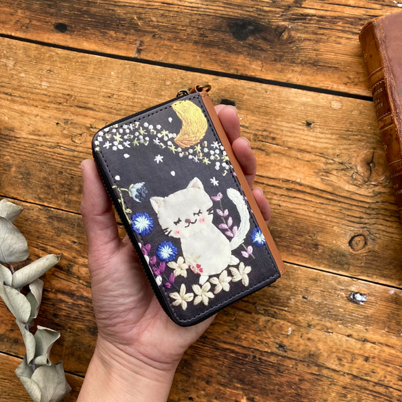 猫の刺繍プリントのコインケース　夜空の合皮レザーのパスケース　小さめの、コンパクトなお財布【受注制作】 2枚目の画像