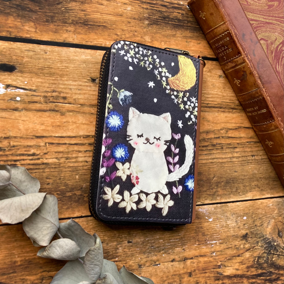 猫の刺繍プリントのコインケース　夜空の合皮レザーのパスケース　小さめの、コンパクトなお財布【受注制作】 4枚目の画像