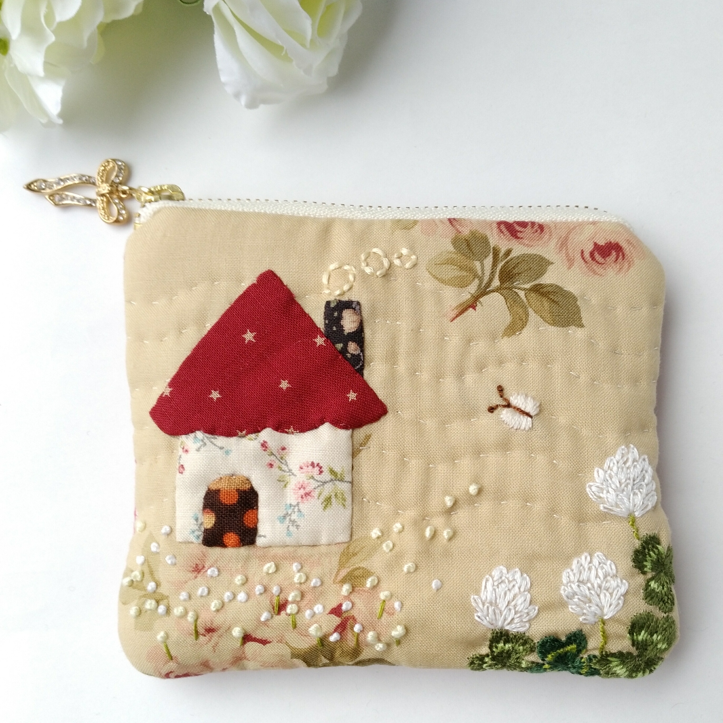 バブちゃんハンドメイド 【193】編み物の花と葉っぱ付きいちご単品 花束 お花 ハンドメイド ぬいぐるみ花束 かぎ針編み 完成品