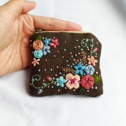 花の刺繍ポーチ【受注製作】　手刺繍のアクセサリーポーチ 1枚目の画像