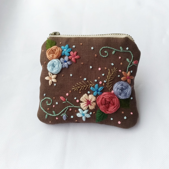 花の刺繍ポーチ【受注製作】　手刺繍のアクセサリーポーチ 2枚目の画像