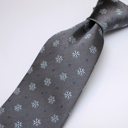 【受注制作】雪の結晶柄・フレンチグレイ/オリジナルネクタイ 1枚目の画像
