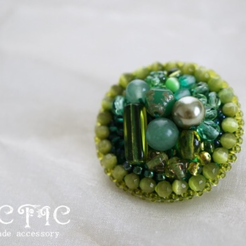 ビーズ刺繍 小さな宝石箱のブローチ 【green】 ブローチ mie