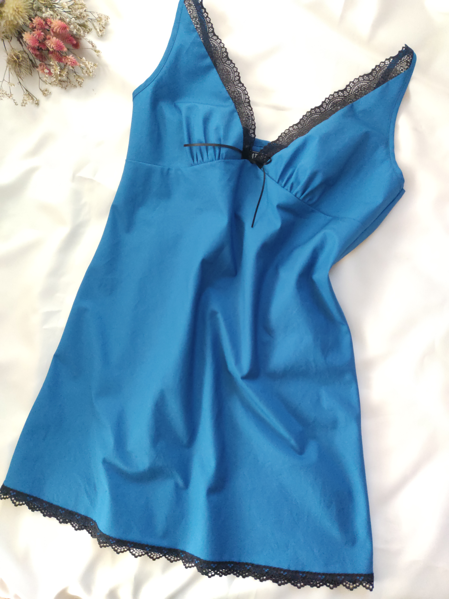 鮮やかブルーと黒レースの上品スリップ　コットンのナイトウエア　ルームウエア　ランジェリー