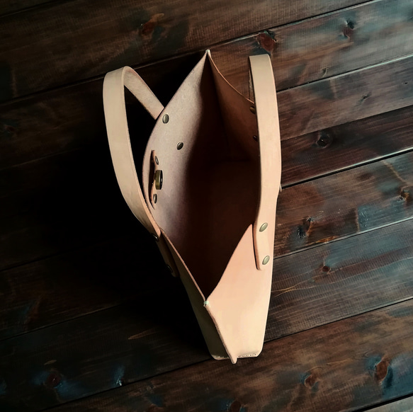【栃木レザーで作ったヌメ革のハンドバッグ】　牛革 レザー 本革　コンパクト　シンプル　ナチュラル　トートバッグ 3枚目の画像