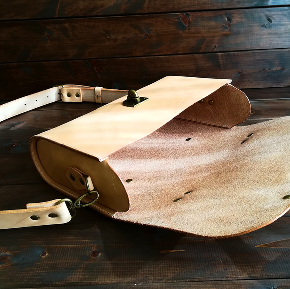 【栃木レザーで作ったヌメ革のショルダーバッグ】　牛革 レザー 本革　コンパクト　シンプル　ナチュラル　ハンドメイド レザー エイジング 傷やしわ 汚れ 毛穴 かさぶた痕 模様 艶の差