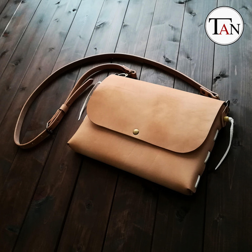 栃木レザーで作ったヌメ革のショルダーバッグ】 牛革 レザー 本