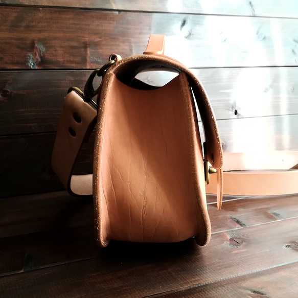 【栃木レザーで作ったヌメ革のショルダーバッグ】　牛革 レザー 本革　コンパクト　シンプル　ナチュラル　ハンドメイド レザー エイジング 傷やしわ 汚れ 毛穴 かさぶた痕 模様 艶の差