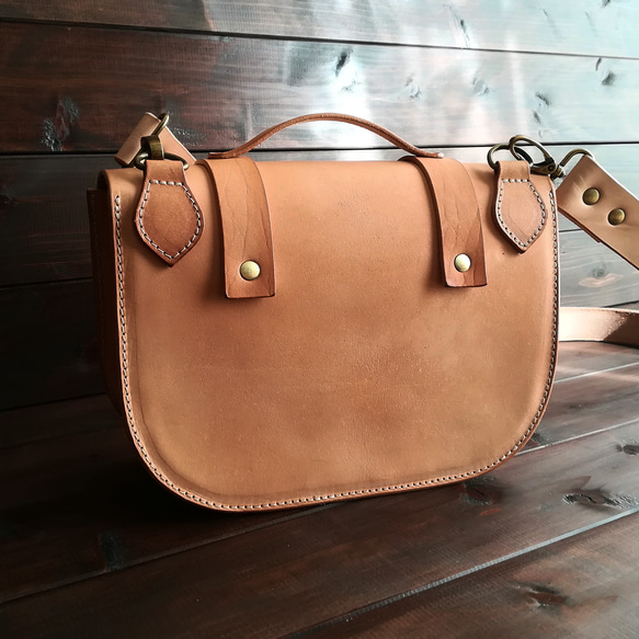 【栃木レザーで作ったヌメ革のショルダーバッグ】　牛革 レザー 本革　コンパクト　シンプル　ナチュラル　ハンドメイド レザー エイジング 傷やしわ 汚れ 毛穴 かさぶた痕 模様 艶の差