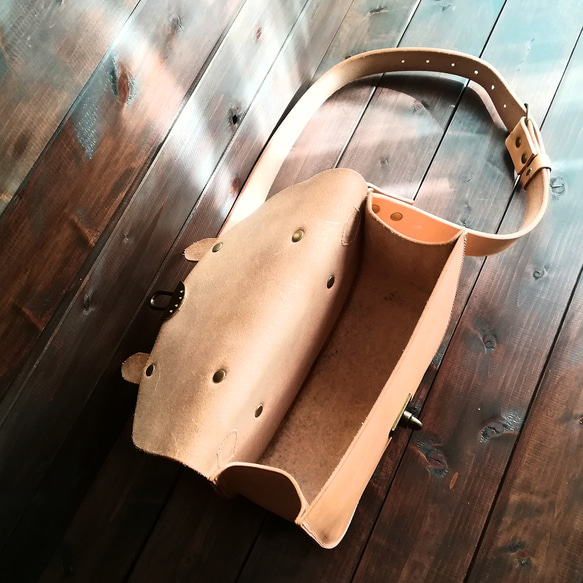 【栃木レザーで作ったヌメ革のショルダーバッグ】　牛革 レザー 本革　コンパクト　シンプル　ナチュラル　ハンドメイド レザー エイジング 傷やしわ 汚れ 毛穴 かさぶた痕 模様 艶の差