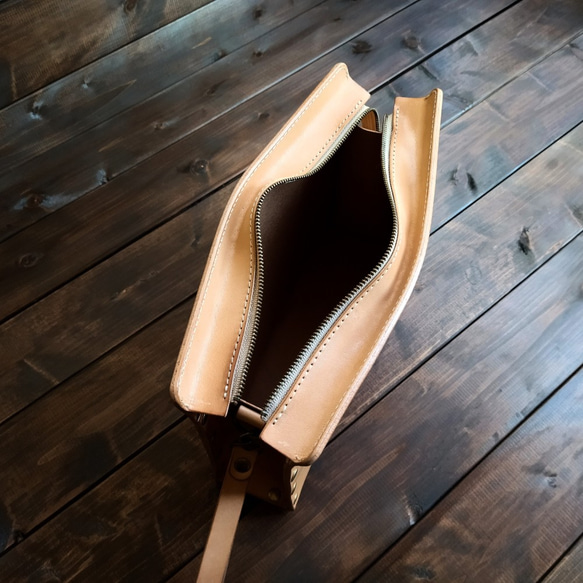 【栃木レザーで作ったヌメ革のセカンドバッグ】　牛革 レザー 本革　コンパクト　シンプル　ナチュラル　クラッチバッグ 6枚目の画像