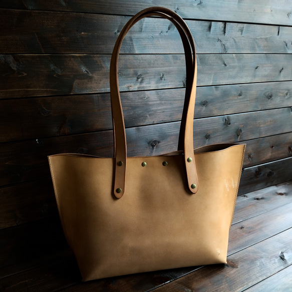 【栃木レザーで作ったヌメ革の肩がけトートバッグ】　牛革 レザー 本革　シンプル　ナチュラル　ハンドバッグ　手作り レザー エイジング 傷やしわ 汚れ 毛穴 かさぶた痕 模様 艶の差