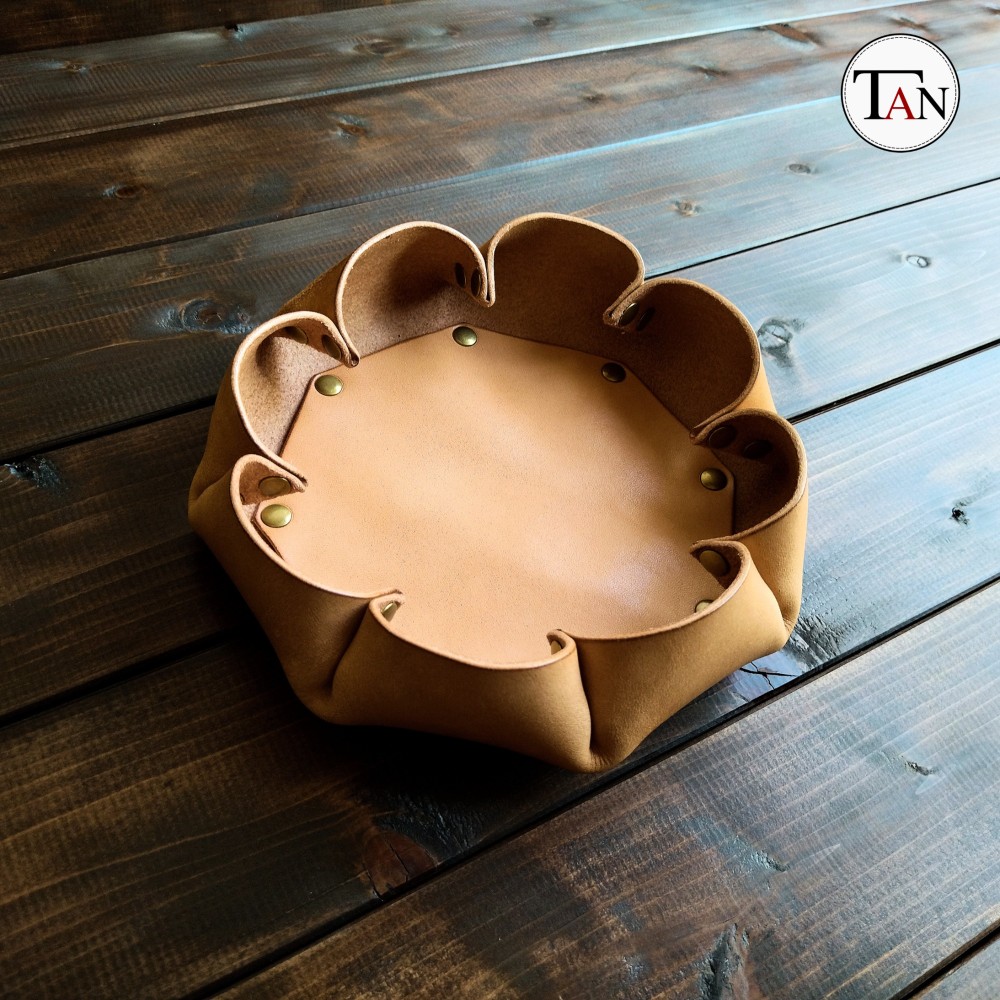 【栃木レザーで作ったヌメ革のトレー】　牛革 レザー 本革　シンプル　ナチュラル　ケース　トレイ　小物入れ　花型