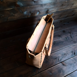 【栃木レザーで作ったヌメ革のトートバッグ】　牛革 レザー 本革　スタッズ　ナチュラル　ケース　ハンドバッグ 4枚目の画像
