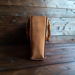 【栃木レザーで作ったヌメ革のハンドバッグ】　牛革 レザー 本革　コンパクト　シンプル　ナチュラル　竹製の持ち手 3枚目の画像