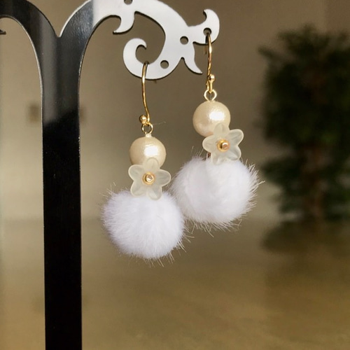 お花とボンボン コットンパールのかわいいピアス ホワイト イヤリング 