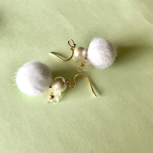 お花とボンボン コットンパールのかわいいピアス ホワイト イヤリング 
