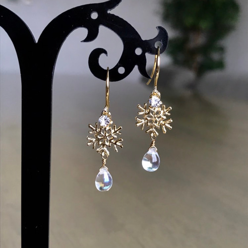 再販♡ 雪の結晶のしずく ゴールド イヤリング変更可能 ピアス（フック  