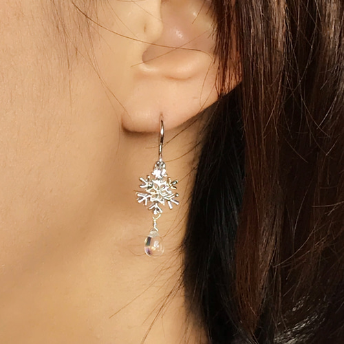 再販♡ 雪の結晶のしずく ゴールド イヤリング変更可能 ピアス（フック  