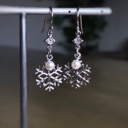 再販♡ snowflake 雪の結晶とスワロパール の耳飾り 7枚目の画像