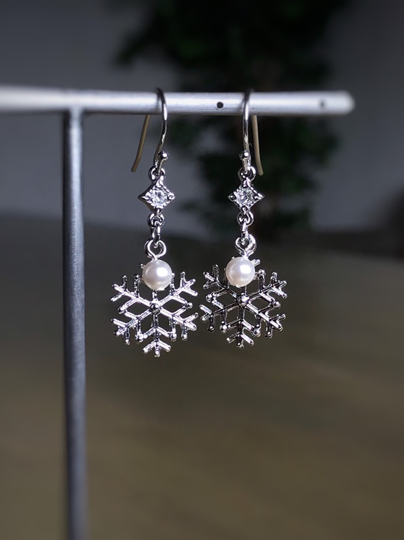 再販♡ snowflake 雪の結晶とスワロパール の耳飾り 7枚目の画像