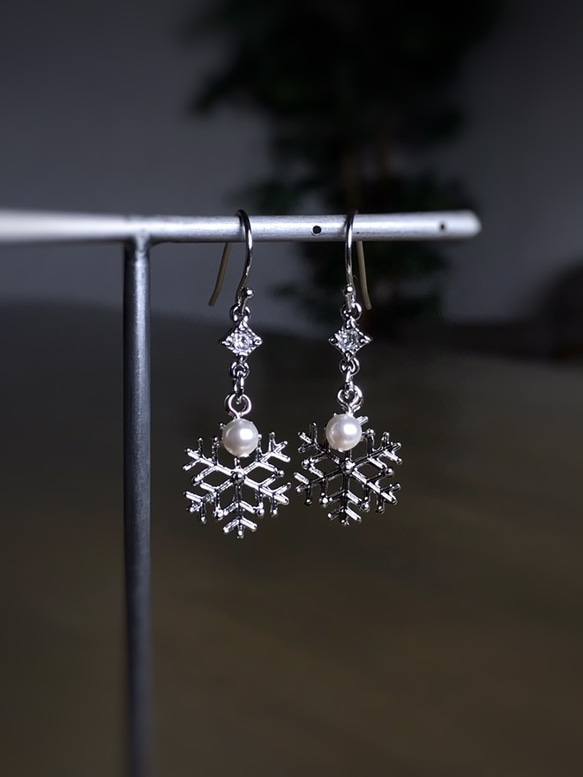 再販♡ snowflake 雪の結晶とスワロパール の耳飾り 8枚目の画像