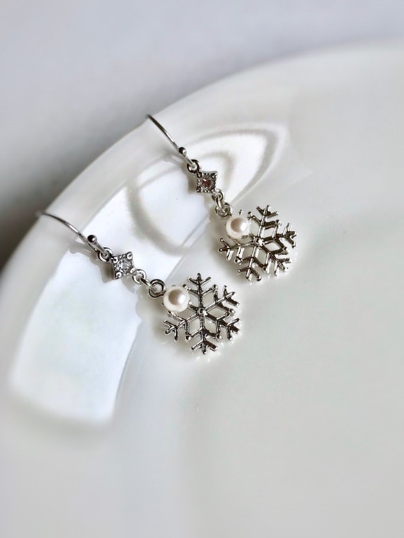 再販♡ snowflake 雪の結晶とスワロパール の耳飾り 9枚目の画像