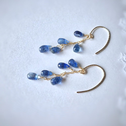 Blue raindrop 14kgf 宝石質 カイヤナイトAAA の耳飾り　青い雨だれ 1枚目の画像