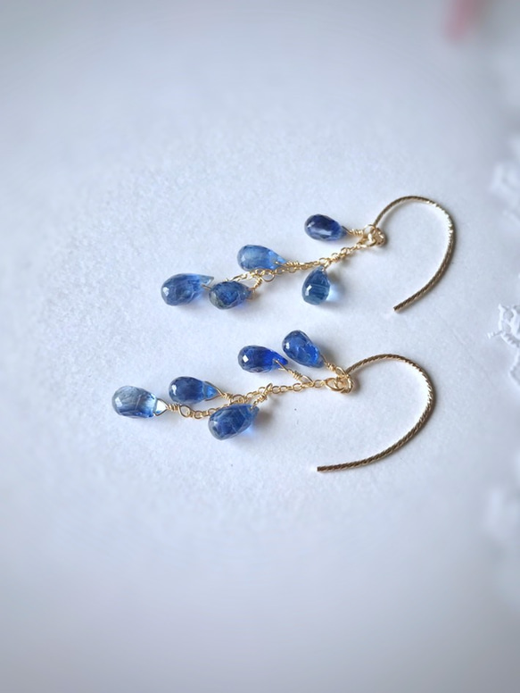Blue raindrop 14kgf 宝石質 カイヤナイトAAA の耳飾り　青い雨だれ 1枚目の画像