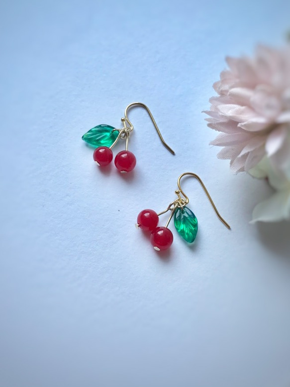 再販♡ 3色 天然石のさくらんぼ　ピアス/イヤリング 短め 1枚目の画像