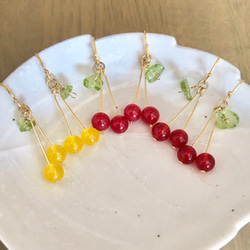 再販♡ 3色 天然石のさくらんぼ　ピアス/イヤリング 短め 4枚目の画像