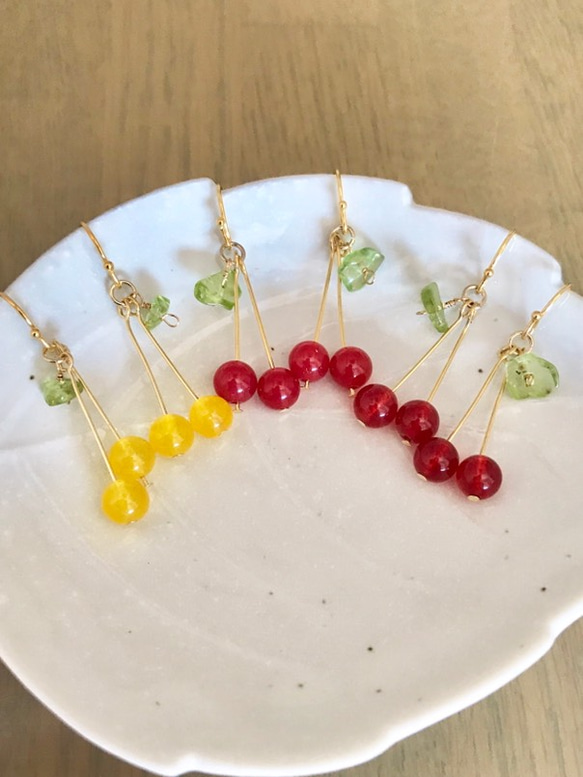 再販♡ 3色 天然石のさくらんぼ　ピアス/イヤリング 短め 4枚目の画像