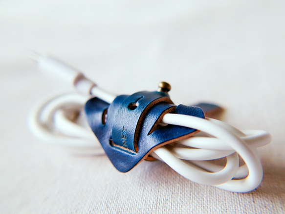 充電線 耳機線 電源線 捲線器 收線器 集線器 手工 皮革-藍色 第1張的照片