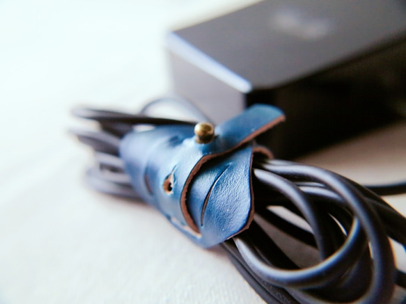 充電線 耳機線 電源線 捲線器 收線器 集線器 手工 皮革-藍色 第3張的照片