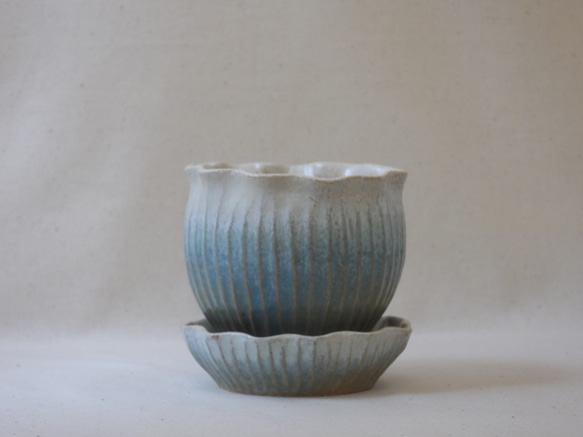空色フリル陶製植木鉢(皿付き)β 2枚目の画像