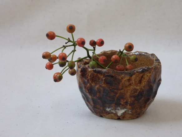 ゴツゴツ陶製豆植木鉢 2枚目の画像