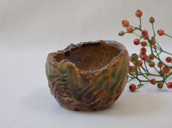ゴツゴツ陶製植木鉢(緑) 1枚目の画像