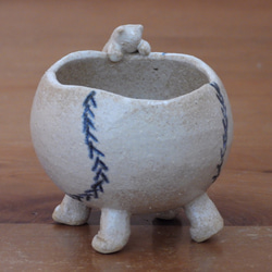 ネコさん　野球ボール(青)　陶製植木鉢 2枚目の画像