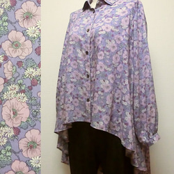 【ブラウス】ゆったりフレア・ブラウス・ロングシャツ(長袖/テールカット/M) レーヨン YUWA 花柄(レトロ調) 2枚目の画像