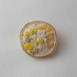 ビーズ刺繍のブローチ (yellow) 2枚目の画像