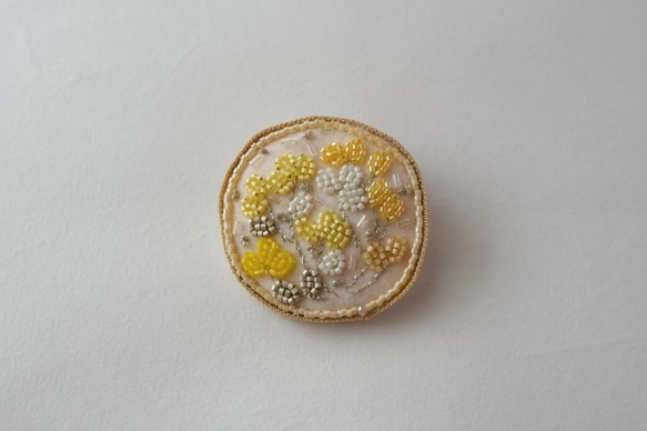 ビーズ刺繍のブローチ (yellow) 2枚目の画像
