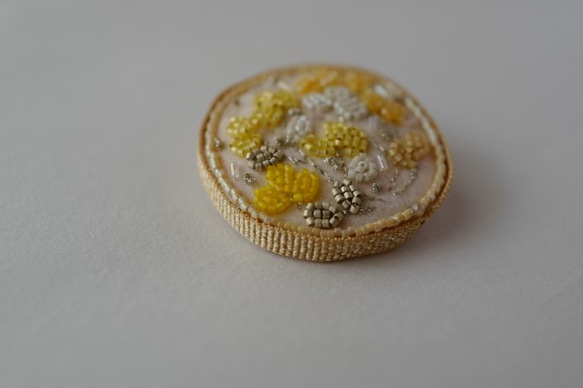 ビーズ刺繍のブローチ (yellow) 3枚目の画像