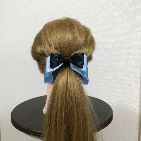 プリンセス風大人可愛いヘアリボン ポニーフック 水色×黒サテン×オーガンジー 1枚目の画像