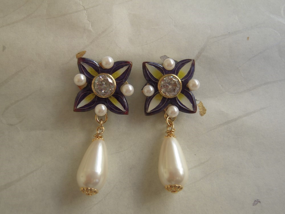 ハナミズキイヤリング（パープル）