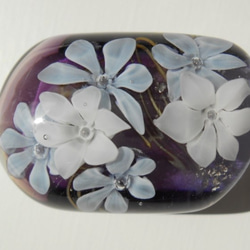 とんぼ玉 帯留　紫にふんわりの花　4分紐用 1枚目の画像